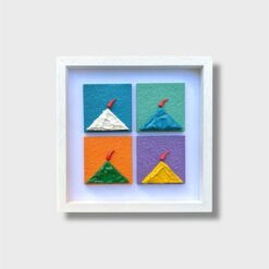 Il Quadro Quattro Elementi di Allerìa è un’opera artigianale moderna e ricca di personalità, pensata per chi desidera un complemento d’arredo originale, colorato e capace di trasformare qualsiasi ambiente con un tocco di design contemporaneo. Realizzato interamente a mano in legno e pietra, questo quadro presenta una composizione suddivisa in quattro riquadri, ognuno caratterizzato da texture e dettagli materici che rendono l’opera dinamica, vibrante e visivamente armoniosa.