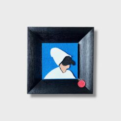 Il Quadro Pulcinella Artigianale con Cornice Deluxe Nera di Allerìa è un complemento d’arredo pensato per chi desidera portare nella propria casa un simbolo autentico della tradizione napoletana reinterpretato in chiave moderna. Realizzato interamente a mano in legno e pietra, questo quadro raffigura Pulcinella in una versione essenziale, elegante e contemporanea, capace di trasmettere tutta l’ironia, la profondità e l’identità di una delle maschere più iconiche della cultura partenopea. Ogni dettaglio è curato con precisione, trasformando materiali naturali in un’opera dal forte impatto visivo e dal grande valore simbolico.