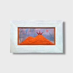 Il quadro Paesaggio Vesuvio Medio – Levar del Sole di Allerìa Artigianato celebra la magia dell’alba sul Golfo di Napoli. È realizzato a mano in legno e pietra naturale. Ogni dettaglio nasce da una lavorazione precisa e completamente artigianale.