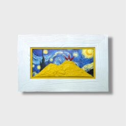Il quadro Paesaggio Vesuvio Medio – Notte Stellata di Allerìa Artigianato unisce tradizione napoletana e reinterpretazione artistica moderna. È realizzato a mano in legno e pietra naturale. Ogni dettaglio nasce da una lavorazione precisa e completamente artigianale.