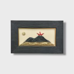 Il Quadro Paesaggio Vesuvio Contemporaneo Medio con Cornice Corteccia di Allerìa è un complemento d’arredo moderno e ricco di carattere. L’opera è realizzata a mano in legno e pietra, materiali che donano profondità e una texture unica. La scena rappresenta un paesaggio contemporaneo ispirato al Vesuvio, interpretato con linee essenziali e un design pulito. Il risultato è un quadro elegante, equilibrato e perfetto per ambienti moderni.