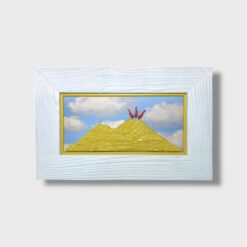 Il quadro Paesaggio Vesuvio Medio – Impero delle Luci di Allerìa Artigianato unisce tradizione napoletana e atmosfera poetica. È realizzato a mano in legno e pietra naturale. Ogni dettaglio nasce da una lavorazione precisa e completamente artigianale.