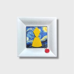 Il quadro San Gennaro Deluxe – Notte Stellata di Allerìa Artigianato è un’opera elegante, luminosa e ricca di simbolismo. È realizzato a mano in legno e pietra naturale. Ogni dettaglio nasce da una lavorazione precisa e completamente artigianale.