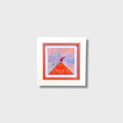 Il Quadro Vesuvio – Il Levar del Sole di Allerìa unisce artigianato contemporaneo e ispirazione artistica in un’unica opera luminosa e ricca di significato. Il soggetto centrale raffigura il Vesuvio in versione moderna, realizzato a mano in legno e pietra. Le texture e i rilievi donano profondità e rendono ogni pezzo unico. Il design è essenziale, pulito e perfetto per ambienti moderni.