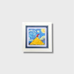 Il Quadro Vesuvio Notte Stellata di Allerìa unisce arte contemporanea e tradizione napoletana in un’unica opera ricca di fascino. Il soggetto centrale raffigura il Vesuvio in versione artigianale, realizzato a mano in legno e pietra. Le texture e i rilievi donano profondità e rendono ogni pezzo unico. Il vulcano è interpretato con linee essenziali e un design moderno, perfetto per ambienti attuali e creativi.