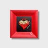 Il Quadro Cuore Allerìa è un’opera artigianale che unisce simbolo, colore ed emozione. Il cuore, realizzato a mano in legno e pietra naturale, è proposto in diverse colorazioni e accompagnato da frasi napoletane che aggiungono carattere e autenticità. Ogni dettaglio è curato con precisione, dalla texture materica alle sfumature del colore.