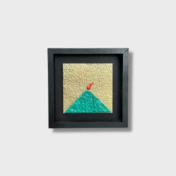 Il Quadro Artigianale Vesuvio Medio è una creazione esclusiva firmata Allerìa, realizzata interamente a mano in legno e pietra da artigiani specializzati. Un pezzo unico che unisce tradizione, simbolismo e design contemporaneo, pensato per chi desidera portare nella propria casa un elemento decorativo ricco di significato. La composizione raffigura il Vesuvio con un cornetto portafortuna posizionato sulla cima, simbolo di protezione e buon auspicio, rendendo questo quadro non solo un complemento d’arredo ma anche un talismano da esporre con orgoglio.