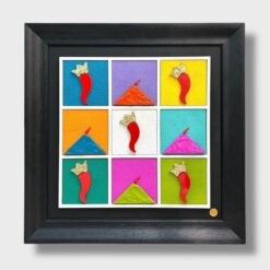 Il quadro Partenope Tris Pop di Allerìa Artigianato reinterpreta il gioco del tris in chiave moderna, vivace e ultra‑colorata. I nove riquadri presentano una combinazione dinamica di Vesuvio stilizzati e corni portafortuna con corona, ognuno su uno sfondo di colore diverso. Il risultato è un’esplosione di energia pop che trasforma due simboli iconici di Napoli in un’opera contemporanea e irresistibile.