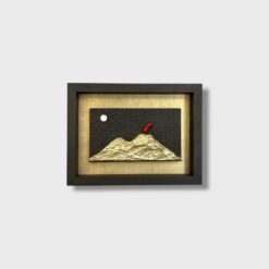 Il Quadro Paesaggio Vesuvio Contemporaneo di Allerìa è un complemento d’arredo moderno e ricco di fascino. L’opera è realizzata a mano in legno e pietra, materiali che donano profondità e una texture unica. La scena rappresenta un paesaggio contemporaneo ispirato al Vesuvio, interpretato con linee essenziali e un design pulito. Il risultato è un quadro elegante, equilibrato e perfetto per ambienti moderni.