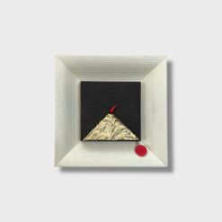 Il Quadro Vesuvio Contemporaneo Deluxe di Allerìa è un’opera artigianale elegante e moderna. È pensato per chi desidera un complemento d’arredo di forte impatto visivo, capace di unire design contemporaneo e tradizione. Il soggetto, realizzato a mano in legno e pietra, rappresenta il Vesuvio in una versione essenziale e raffinata. Le texture materiche e le linee pulite rendono l’opera adatta a qualsiasi ambiente moderno.