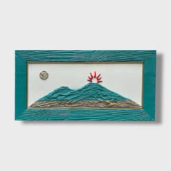 Il Quadro Paesaggio Vesuvio Contemporaneo Large con Cornice Corteccia di Allerìa è un’opera d’arredo importante, pensata per diventare il punto focale di qualsiasi ambiente. L’opera è realizzata a mano in legno e pietra, materiali che donano profondità, texture e un forte impatto visivo. La scena raffigura un paesaggio contemporaneo ispirato al Vesuvio, interpretato con linee essenziali e un design moderno. Il risultato è un quadro elegante, ricco di carattere e perfetto per chi ama uno stile pulito e attuale.