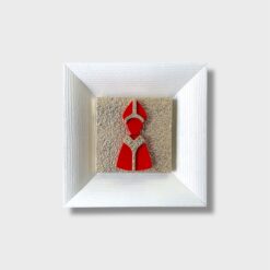 Il Quadro San Gennaro Deluxe di Allerìa è un’opera artigianale di grande pregio, pensata per chi desidera un elemento decorativo capace di unire tradizione, spiritualità e design contemporaneo. Realizzato interamente a mano in legno e pietra, questo quadro rappresenta una reinterpretazione moderna di San Gennaro, simbolo di protezione e identità profondamente radicato nella cultura napoletana. Ogni dettaglio è lavorato con cura, trasformando materiali naturali in un’opera elegante, essenziale e ricca di significato.