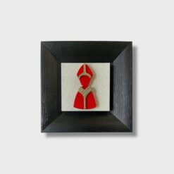 Il Quadro San Gennaro Deluxe Nero di Allerìa è un’opera artigianale pensata per chi desidera un elemento decorativo elegante, moderno e profondamente legato alla tradizione napoletana. Realizzato interamente a mano in legno e pietra, questo quadro propone una reinterpretazione contemporanea di San Gennaro, simbolo di protezione, fede e identità culturale. Ogni dettaglio è lavorato con precisione, trasformando materiali naturali in un’opera dal forte impatto visivo e dal grande valore simbolico.