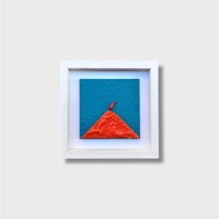 Il Quadro Artigianale Vesuvio 20x20 è una creazione esclusiva firmata Allerìa, realizzata interamente a mano in legno e pietra da artigiani specializzati. Un pezzo unico che unisce tradizione, simbolismo e design contemporaneo, pensato per chi desidera portare nella propria casa un elemento decorativo ricco di significato. La composizione raffigura il Vesuvio con un cornetto portafortuna posizionato sulla cima, simbolo di protezione e buon auspicio, rendendo questo quadro non solo un complemento d’arredo ma anche un talismano da esporre con orgoglio. Le dimensioni compatte 20x20 cm lo rendono perfetto per qualsiasi ambiente: soggiorno, ingresso, cucina, ufficio o come idea regalo originale e significativa. È disponibile in varie colorazioni, così da adattarsi facilmente a diversi stili d’arredo, dal moderno al più tradizionale. Grazie alla sua struttura, può essere appeso al muro oppure appoggiato su mensole e mobili, offrendo massima versatilità. Ogni quadro è un pezzo irripetibile, frutto di una lavorazione artigianale che valorizza materiali naturali e dettagli curati. Inoltre, per rendere l’esperienza d’acquisto ancora più conveniente, è inclusa la spedizione gratuita. Un’opera che racconta la forza della tradizione napoletana e aggiunge carattere a qualsiasi spazio.