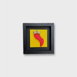 Quadro Corno Artigianale con Cornice Nera realizzato a mano secondo la tradizione mediterranea, con finiture materiche e dettagli a rilievo che esaltano il simbolo del corno in chiave contemporanea. La cornice esterna nera dona contrasto e profondità, rendendo l’opera elegante e facilmente integrabile in ambienti moderni e classici. Disponibile in diverse colorazioni del soggetto e del fondo, il quadro è progettato per essere sia appeso al muro sia appoggiato su mensole, mobili o camini, offrendo massima versatilità d’uso. Realizzato con materiali selezionati e imballato con cura per la spedizione, è ideale come elemento d’arredo distintivo o come regalo simbolico. Inserisci la variante colore desiderata e scegli la misura più adatta al tuo spazio per portare un tocco artigianale e mediterraneo nella tua casa.