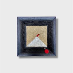 Il Quadro Vesuvio con Cornice Deluxe Nera di Allerìa è un’opera artigianale pensata per chi desidera un elemento decorativo moderno, elegante e ricco di identità. Realizzato interamente a mano in legno e pietra, questo quadro raffigura il Vesuvio in una versione contemporanea e raffinata, ideale per valorizzare pareti di soggiorni, ingressi, uffici o ambienti professionali.