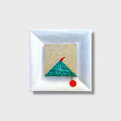Il Quadro Vesuvio con Cornice Deluxe di Allerìa è un’opera artigianale di grande impatto visivo, pensata per chi desidera un elemento decorativo moderno, elegante e ricco di significato. Realizzato interamente a mano in legno e pietra, questo quadro rappresenta il Vesuvio in una versione contemporanea e raffinata, ideale per valorizzare pareti di soggiorni, ingressi, uffici o ambienti professionali.