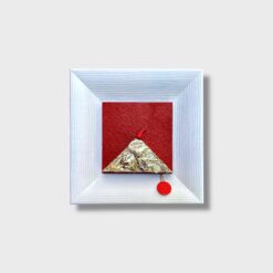 Il Quadro Vesuvio con Cornice Deluxe di Allerìa è un’opera artigianale di grande impatto visivo, pensata per chi desidera un elemento decorativo moderno, elegante e ricco di significato. Realizzato interamente a mano in legno e pietra, questo quadro rappresenta il Vesuvio in una versione contemporanea e raffinata, ideale per valorizzare pareti di soggiorni, ingressi, uffici o ambienti professionali.