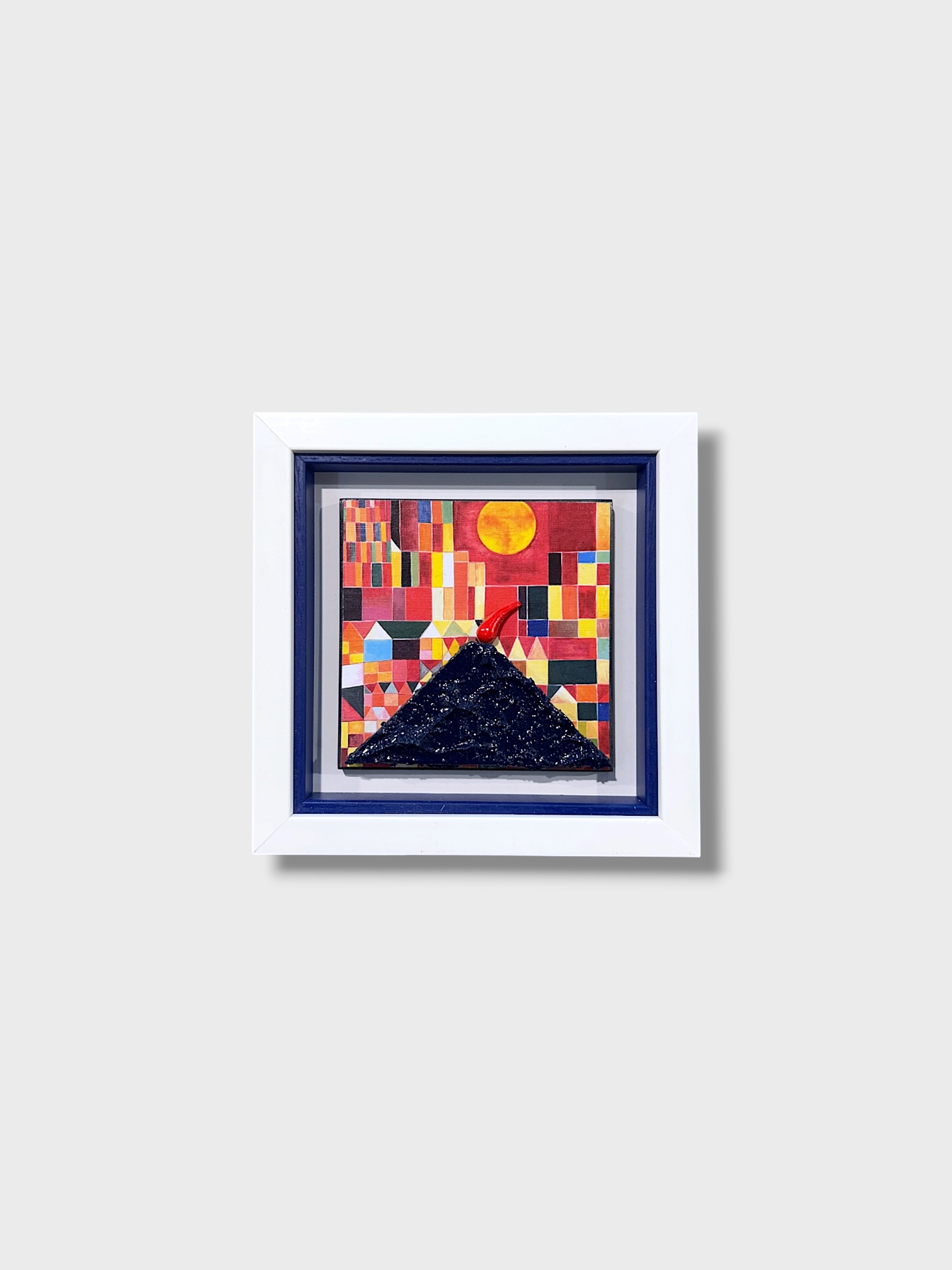 Quadro artigianale Vesuvio e Cornetto Portafortuna su sfondo stile Paul Klee. Scultura in legno e pietra 20x20 cm fatta a mano. Acquista su Alleria!