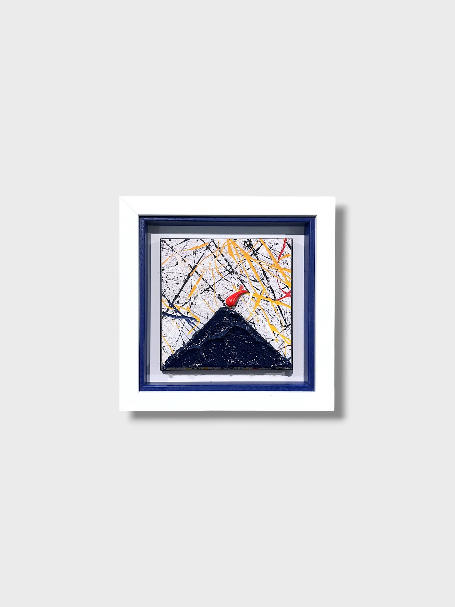 Quadro artigianale Vesuvio e Cornetto Portafortuna su sfondo stile Jackson Pollock. Scultura in legno e pietra 20x20 cm fatta a mano. Acquista su Alleria!