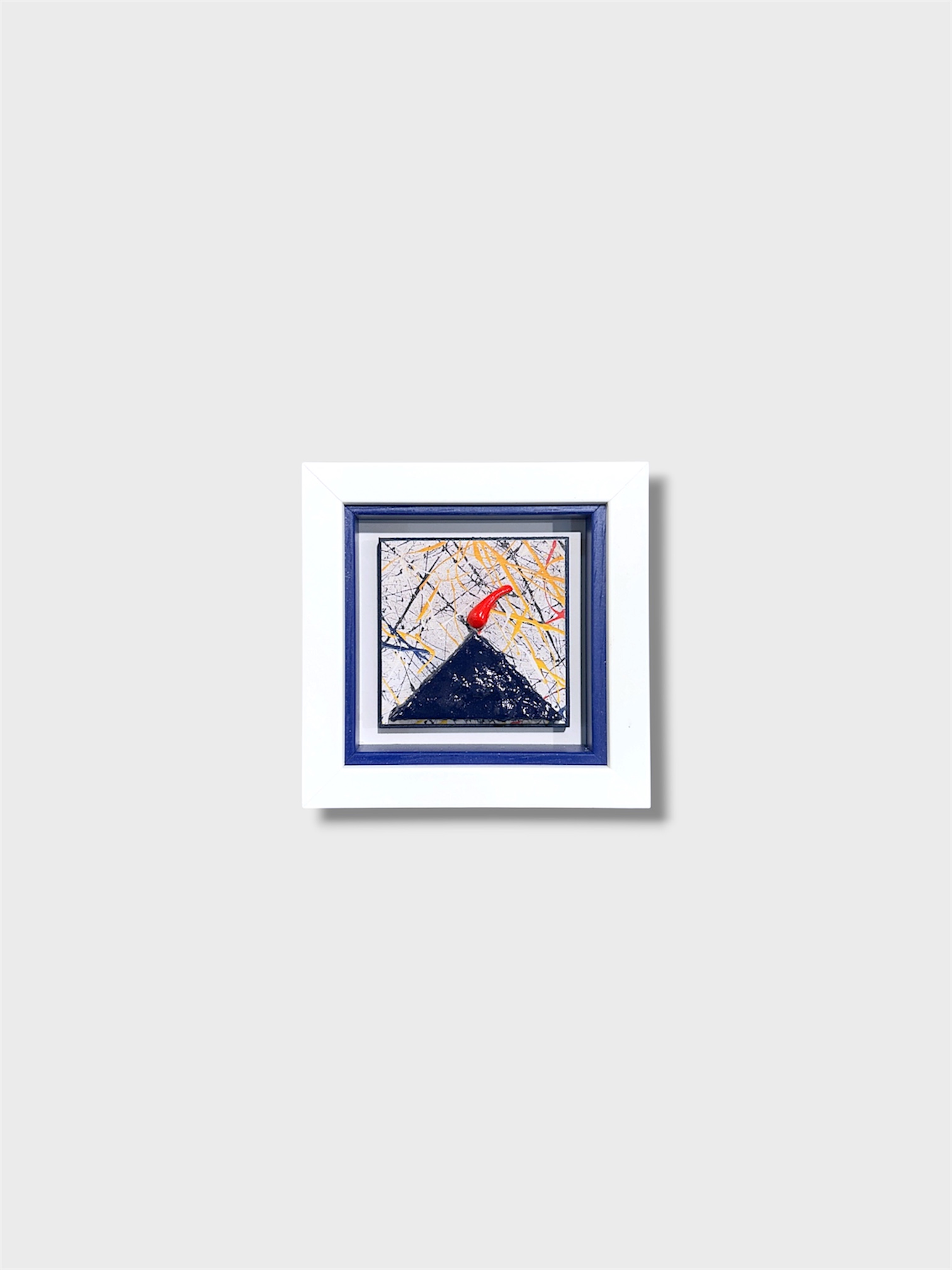 Quadro artigianale Vesuvio e Cornetto Portafortuna su sfondo stile Jackson Pollock. Scultura in legno e pietra 14x14 cm fatta a mano. Acquista su Alleria!
